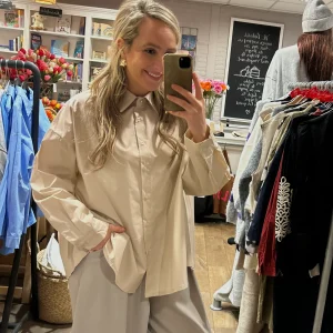 Prachtige blouse met plissé achterkant - Zand