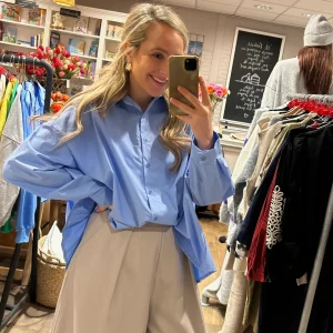 Prachtige blouse met plissé achterkant - Blauw