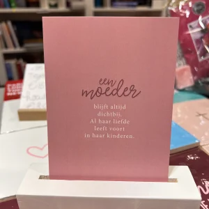 Standaard met kaart: Een moeder blijft altijd dichtbij.
