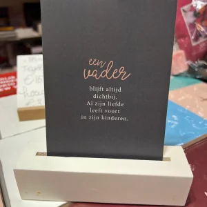 Standaard met kaart: Een vader blijft altijd dichtbij.