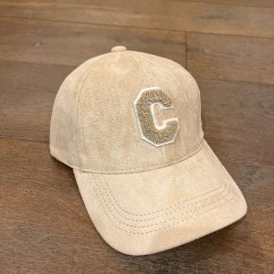 Hippe CAP met letter C in Bouclé - Offwhite / Zand