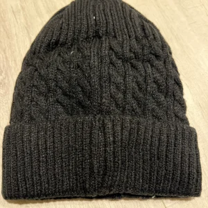 Leuke Beanie / Muts - met kabel en gevoerd met Teddy - Zwart