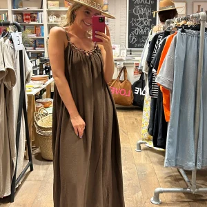 ZOMERJURK LOLA MET KRALEN – Chocolade Bruin