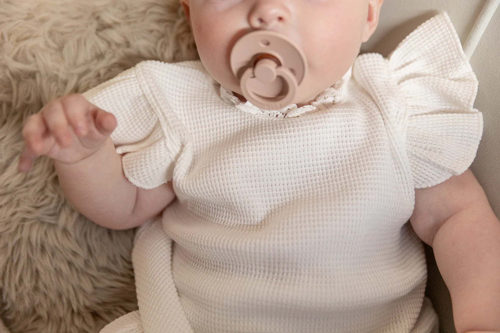 Monbebe - frill waffle summer suit with bonnet - ivory - Afbeelding 6