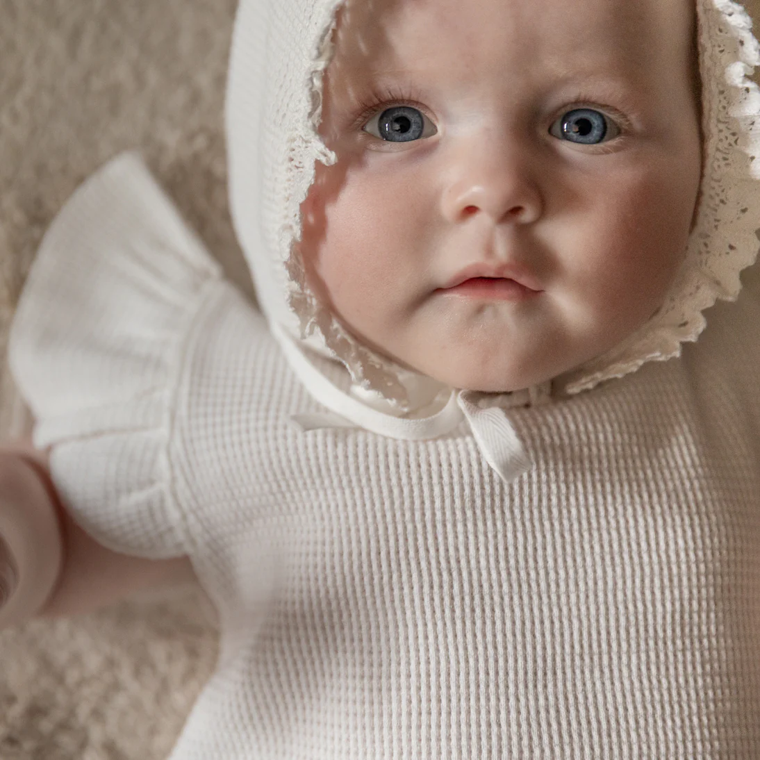 Monbebe - frill waffle summer suit with bonnet - ivory - Afbeelding 4