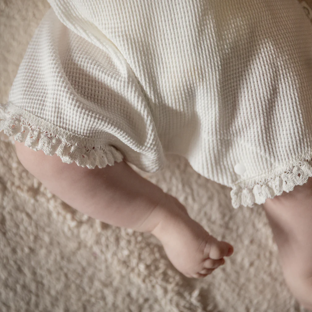 Monbebe - frill waffle summer suit with bonnet - ivory - Afbeelding 3