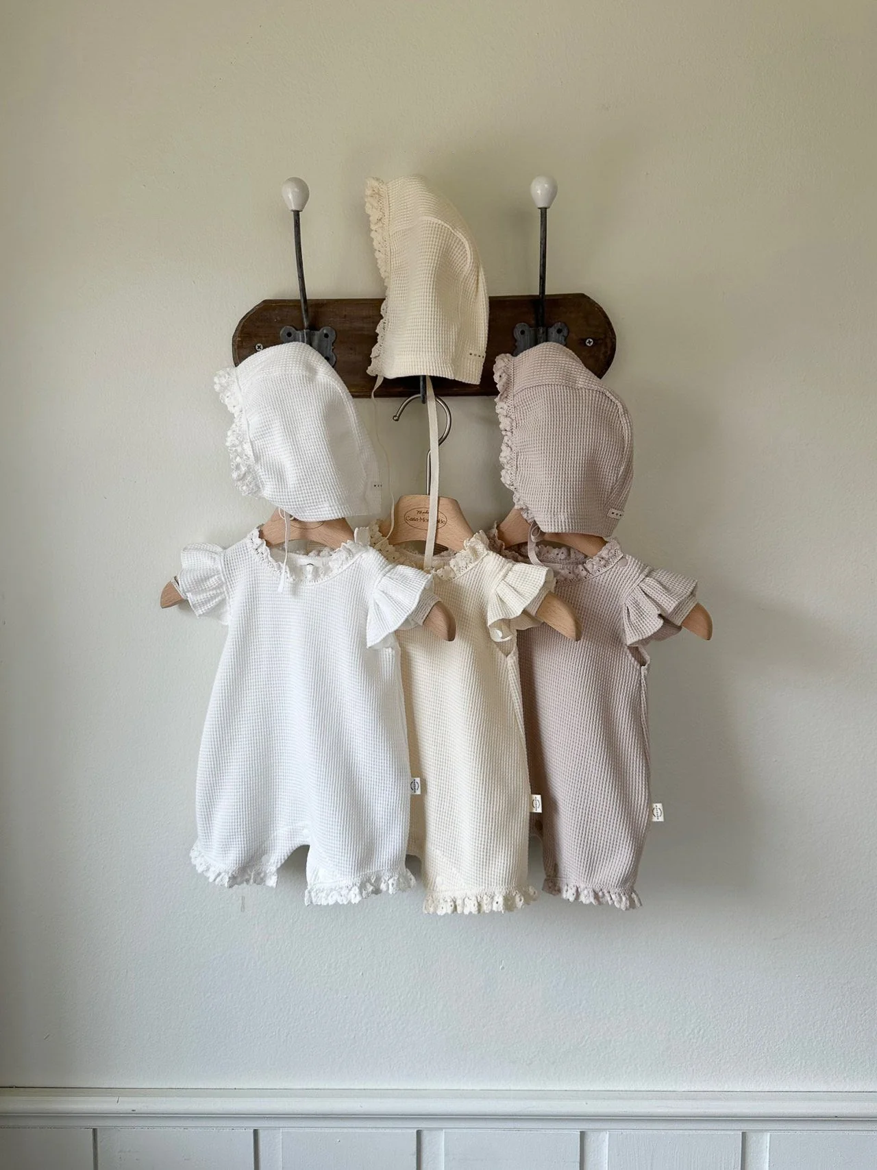 Monbebe - frill waffle summer suit with bonnet - ivory - Afbeelding 7