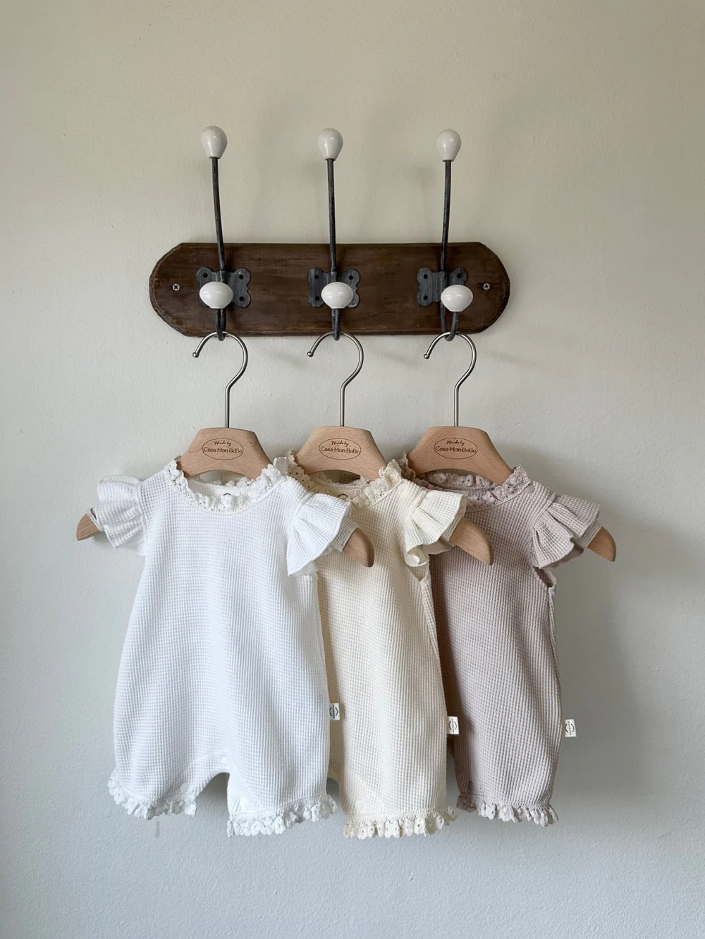 Monbebe - frill waffle summer suit with bonnet - indi pink - Afbeelding 4