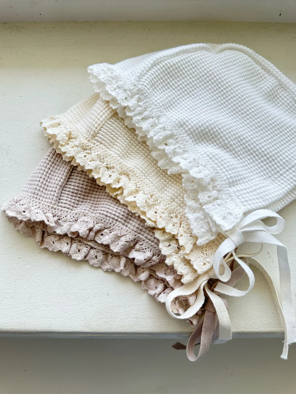 Monbebe - frill waffle summer suit with bonnet - cream - Afbeelding 5